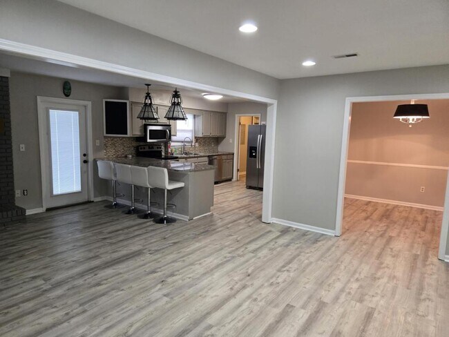 Building Photo - 101 Laurel Tree Ln
