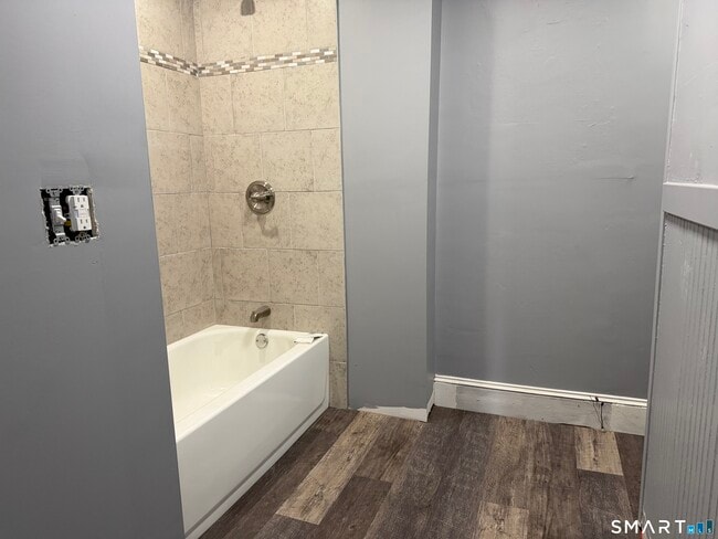 Building Photo - 25 Lake St