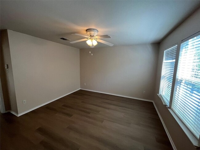 Building Photo - 513 Crater Lake Dr