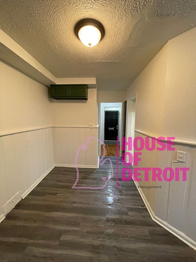 Building Photo - 3 BEDROOM | 1.5 BATH | FREE PRE SCREEN