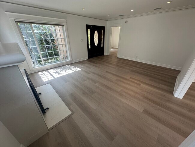 Living Room - 6551 Fountain Ave