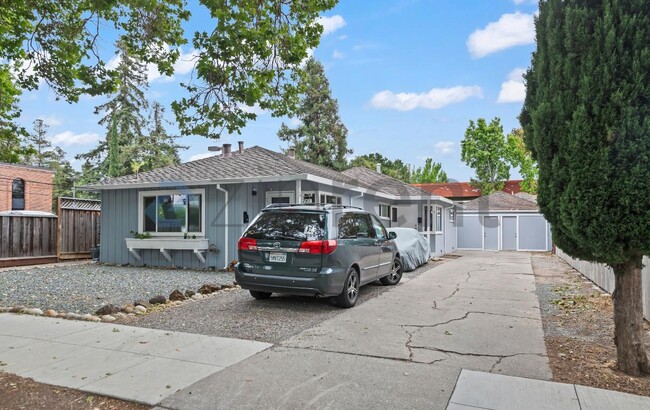 Building Photo - 743 Miller St
