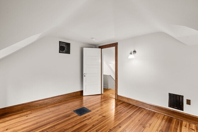 Building Photo - 4 Bed 3.5 bath - Kensington Victorian - Mo...