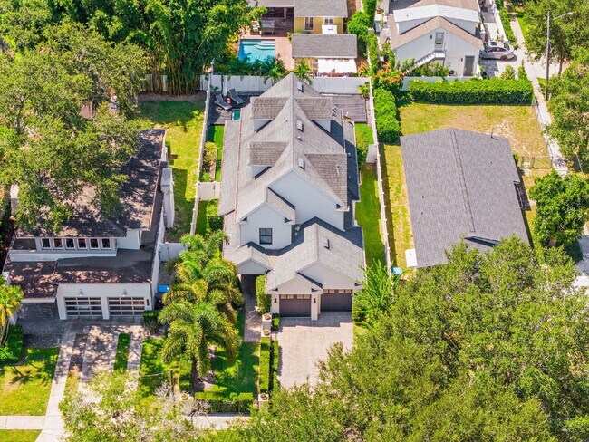 Building Photo - Experience Elegance and Comfort: Spacious ...