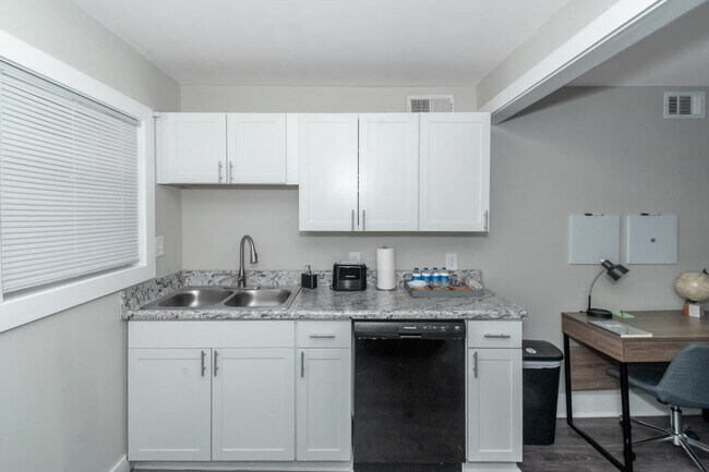 Building Photo - 3518 Roswell Rd NE