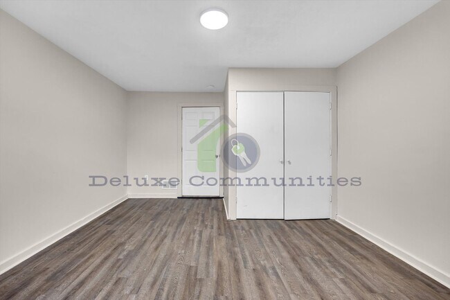 Building Photo - Spacious 4 Bedroom- Whole Home!