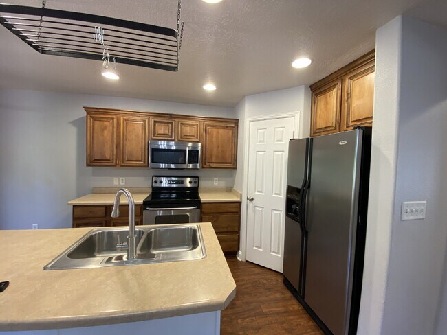 Building Photo - "Charming 3-Bed Townhouse in St. George – ...