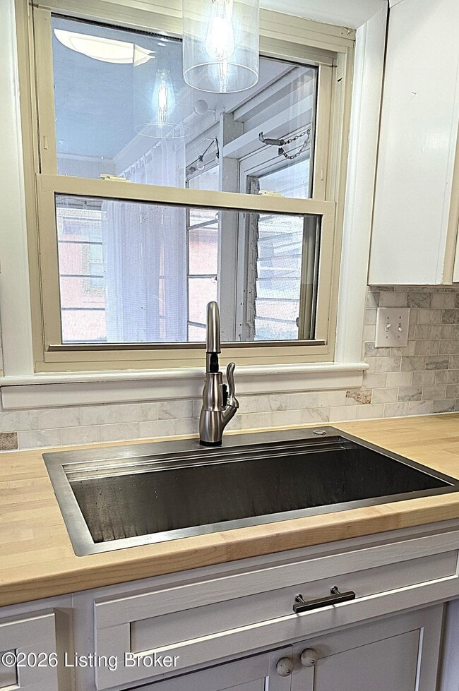 Building Photo - 1707 Nightingale Rd