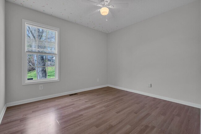 Building Photo - 3 Bedroom 2.5 Bathroom Home!