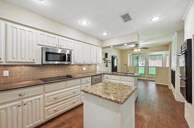 Building Photo - Stately 4-Bedroom Estate Home in Prestigio...