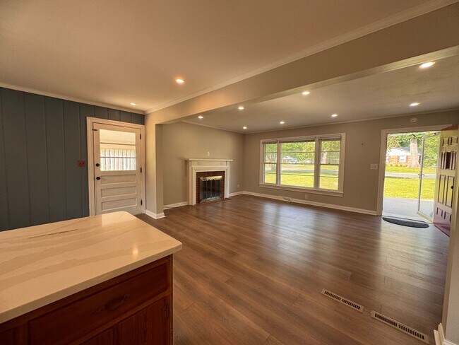Building Photo - 3BR 1.5BA Brick Ranch in Lexington