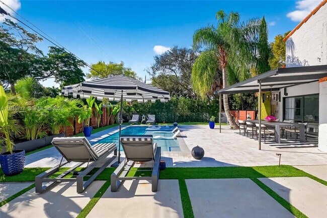 Building Photo - 800 NE 97th St