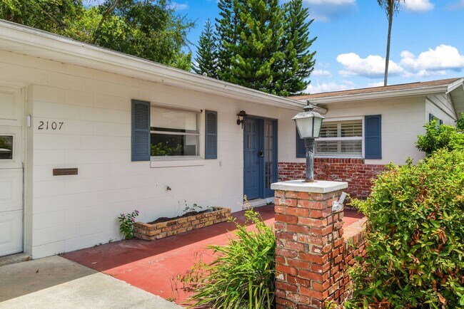 Building Photo - 2107 Brookview Dr