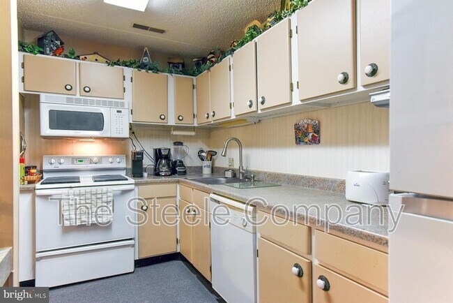 Building Photo - 1631 Edgewood Pl