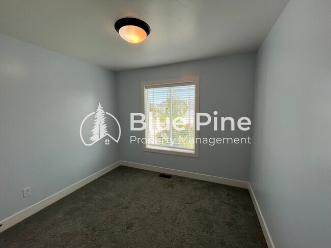 Building Photo - 3237 Harlow Dr