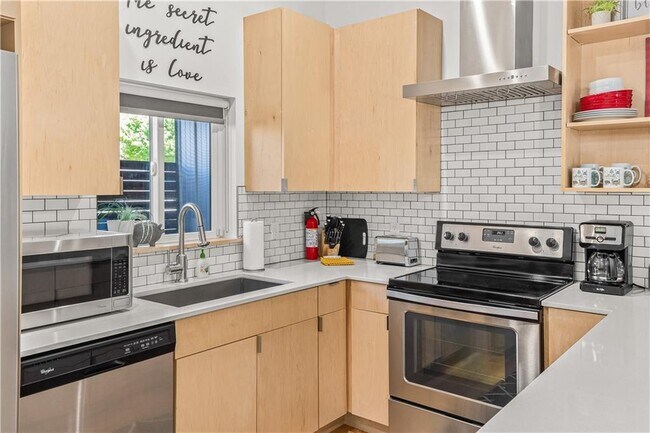 Building Photo - 352 W 5th St