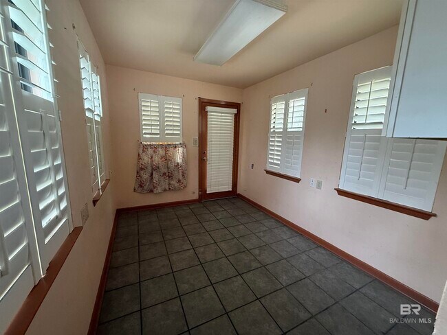 Building Photo - 106 S Beech St