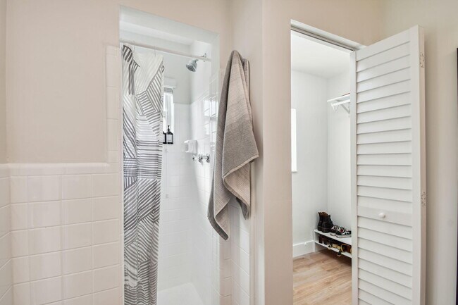 Building Photo - 702 NE 10th Ave