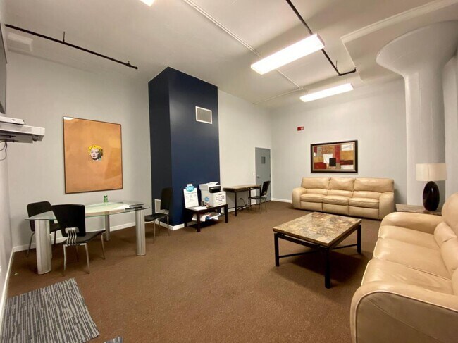 Building Photo - 1224 W Van Buren St