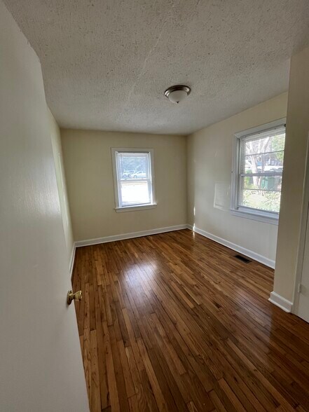 Building Photo - 300 Chamberlain St