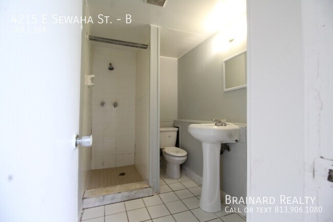 Building Photo - 4215 E Sewaha St