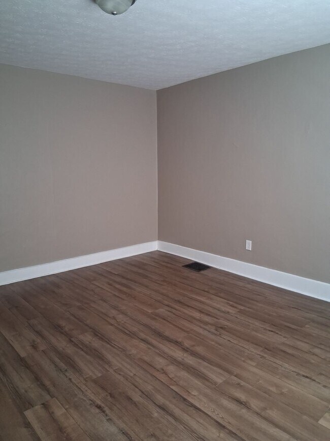 Building Photo - Charming Spacious Double