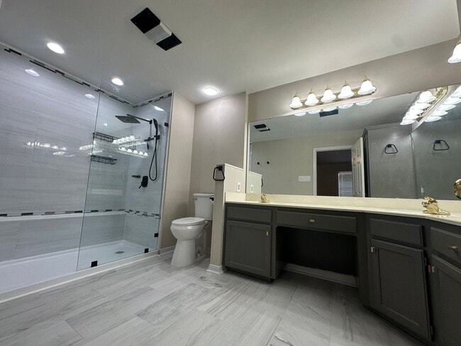 Building Photo - Gorgeous 3 Bed Brick Home