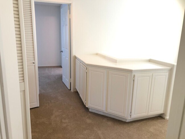 Building Photo - CHARMING 3 BR/2.5 BATH  " TWELVE PICKET LA...