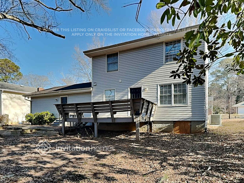 Building Photo - 1744 St Lawrence Cove