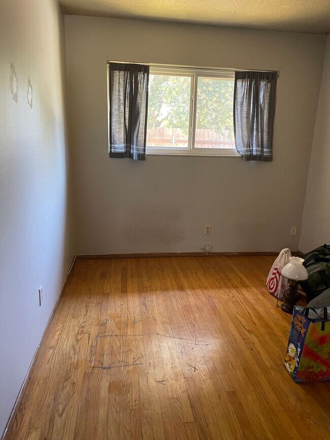 Building Photo - 5 Bedroom, 3 Bath Home in East Davis-$500 Off 1st Month's Rent