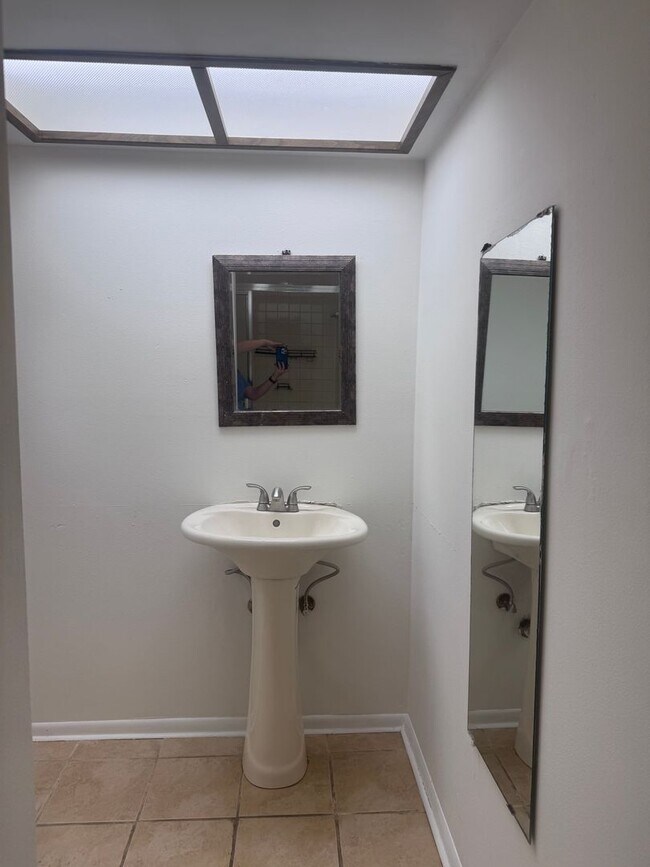 Building Photo - Temple Terrace Condo