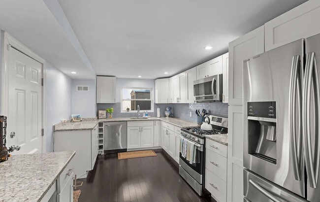 Building Photo - Beautiful 2 Bedroom Home on Verbeke St