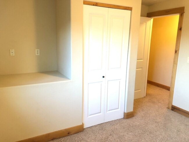 Building Photo - Great 3 Bedroom SW Bend Single Family Home