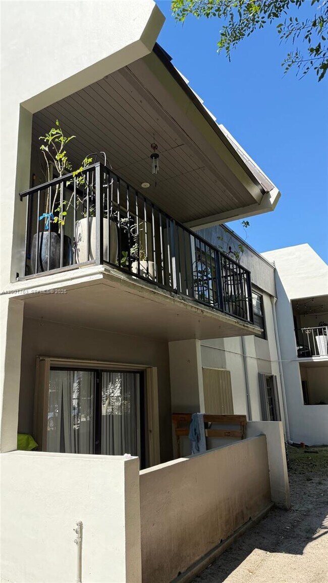 Building Photo - 10403 N Kendall Dr