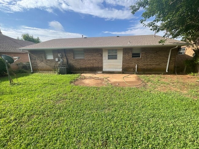 Building Photo - Spacious 4 bed, 1.5 bath