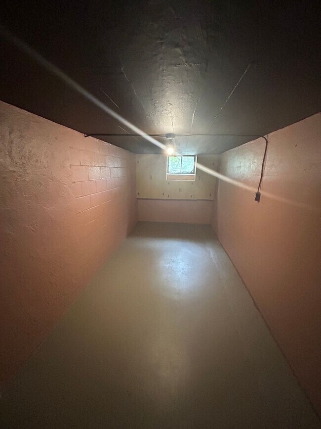Building Photo - Spacious 4 bedroom 1 Bath Home with Tons o...