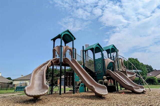 Building Photo - 8221 Edgewater Dr