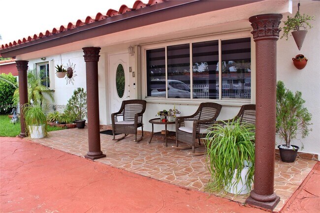 Primary Photo - 218 E 9th Ct