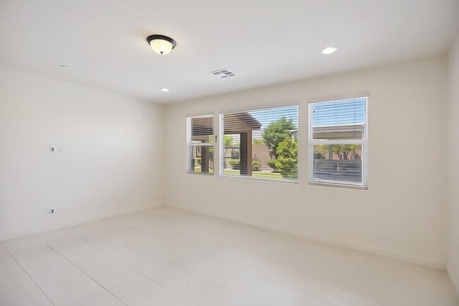 Building Photo - Stunning 5 Bed, 4 Full Baths And 2 Half Ba...