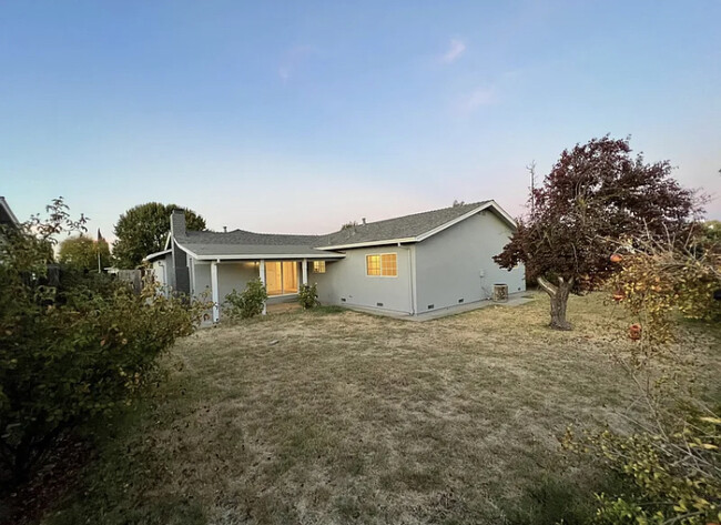 Building Photo - 280 W Tuolumne Rd