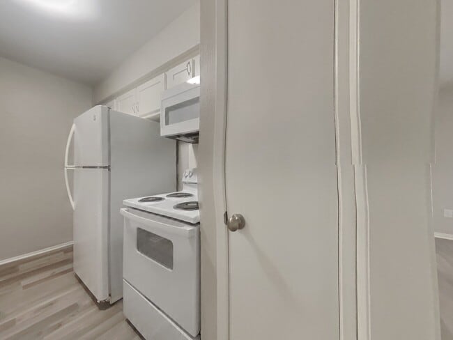 Building Photo - 5625 Antoine Dr