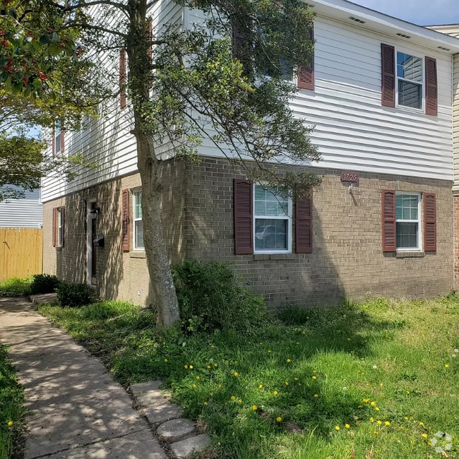 Building Photo - 1725 Olde Buckingham Rd