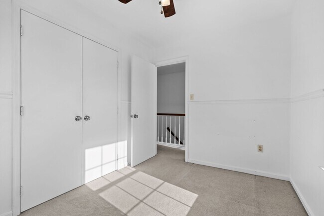 Building Photo - Beautifully maintained END UNIT townhouse in Robin meadows ready for you now!