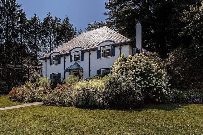 Building Photo - 244 Clifton St