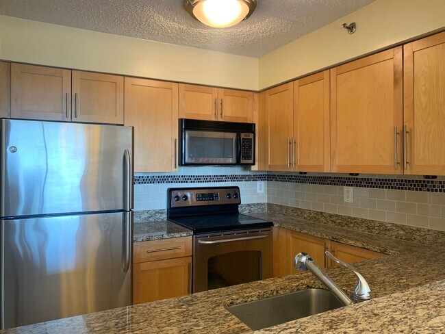 Building Photo - Rarely Available Penthouse 1BD/1BA in Gros...