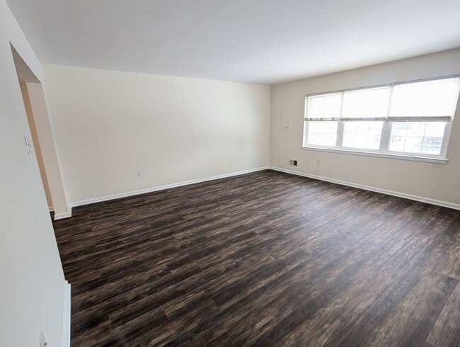 Building Photo - *END UNIT* town home in established Crestwood Neighborhood ready for you mid March!