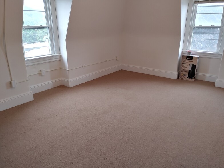 Building Photo - 321 Main St