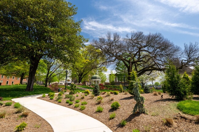 Building Photo - 631 NE Bellingham Dr