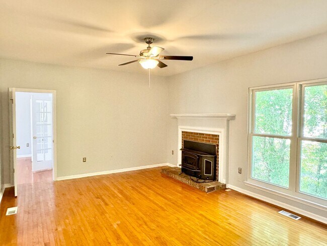 Building Photo - GORGEOUS COLONIAL IN WOODBRIDGE!