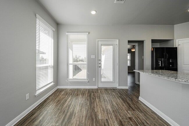 Building Photo - 525 Fallbrook Dr